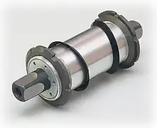 Reparaturlager von Mavic für beschädigte BSA-Gewinde, die Befestigung geschieht hier über ein Gewinde auf der Lagerpatrone