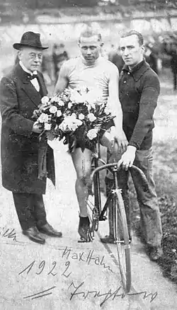 Max Hahn bei einer Siegerehrungauf der Radrennbahn in Treptow (1922)