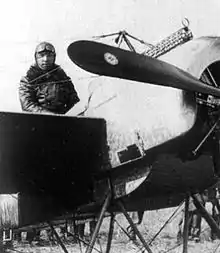 Max Immelmann vor seiner Fokker E.I mit synchronisiertem Maschinengewehr