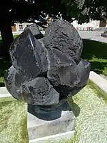 Max Oertli (1921–2007). Bildhauer, Maler. Bürgerbrunnen 1970 (aufbrechende Blütenknospe). Speicher (AR)