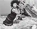 Schauspielerin Maren Deren, Filmstill des experimentellen Stummfilms An Land (At Land), 1944.
