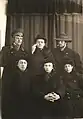 Von links, oben: Nikolai Burljuk, David Burljuk, Wladimir Majakowskij, unten: Welimir Chlebnikow, G.L. Kuzmin, S.D. Dolinskij (1912)