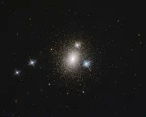 Mayall II (von vier Sternen im Vordergrund umgeben), aufgenommen mithilfe des Hubble-Weltraumteleskops