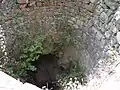Blick in einen Schacht: Unten erkennt man die Höhle, das „Geglöck(s)“.