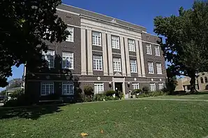 Das Das McClain County Courthouse in Purcell, seit 1984 im NRHP gelistet
