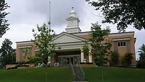 Das McCreary County Courthouse in Whitley City
