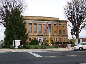 Das McDowell County Courthouse (2011) ist einer von 13 Einträgen des Countys im National Register of Historic Places.