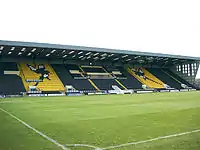 Die Haupttribüne Derek Pavis Stand