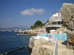 Meerwasserschwimmbecken mit Pavillon Eden Roc