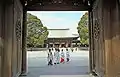 Priester und Miko in traditioneller Kleidung bei der Vorbereitung einer Heirat am Meiji-Schrein.