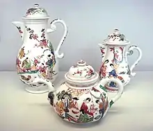Meißner Porzellankannen (ca. 1720), mit Chinoiserien dekoriert in den Niederlanden, ca. 1735
