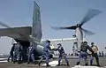 Mitglieder der JMSDF beladen eine Bell-Boeing V-22 der USMC mit Hilfsgütern