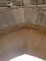 Oben: Scheitelfuge, unten Schlussstein (Scheidbogen im Langhaus der frühgotischen Kirche von Kloster Memleben)