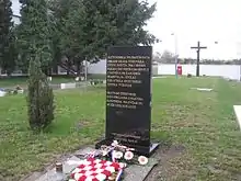 Gedenkstein am Krankenhaus von Vukovar