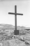 Kreuz und Gedenktafel am Kap Denison in George-V.-Land, errichtet von Douglas Mawson auf einem Hügel 300 m südwestlich des Haupthauses der Australasiatischen Antarktisexpedition von 1911 bis 1914. Das Kreuz und die Gedenktafel erinnern an die Expeditionsteilnehmer Belgrave Ninnis und Xavier Mertz, die 1913 während der Expedition den Tod fanden.