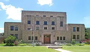 Das Menard County Courthouse in Menard, gelistet im NRHP mit der Nr. 03000935