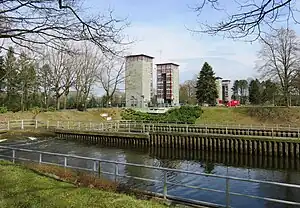 Das obere Sparbecken der Großen Schleuse Meppen mit den vier markanten Stahlskeletttürmen im Hintergrund