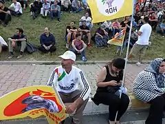 Kundgebungsteilnehmer mit HDP- und sozialistischer Fahne