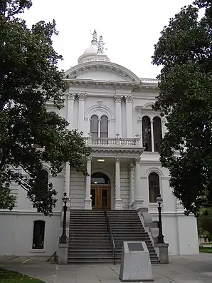 Ehemaliges Merced County Courthouse, gelistet im NRHP Nr. 75000441