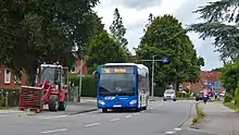 Blau-weißer Low-Entry-Bus von Jacobs Reisedienst.
