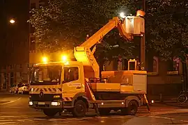 Atego 815 bei nächtlichem Einsatz (Vor-Facelift)