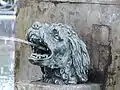 Einer von zwei Hundeköpfen am Merkurbrunnen