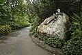 Oscar Wilde auf einem Granitfelsen