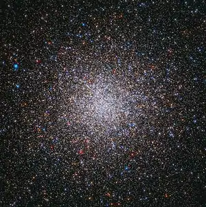 Aufnahme des Zentrums von Messier 2 mithilfe des Hubble-Weltraumteleskops. Bildwinkel 2,4' × 2,4'
