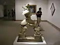 Ausstellungsraum mit Figur im Raum von Umberto Boccioni