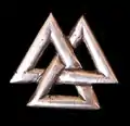 Eine metallische Valknut in Form eines Kleeblattes