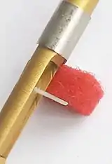 „Moderner“ Metallspringer mit Stellschrauben zur Regulierung der Auslösung, Nylonkiel (weiß) und Filzdämpfer (rot)