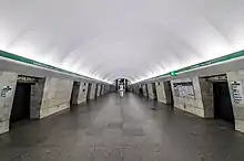 unterirdische Halle/Gang in der Station, am Ende sind die Rolltreppen