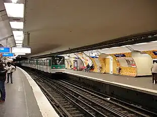 Station der Linie 2 mit in Richtung Nation ausfahrendem Zug der Baureihe MF 67, 2008