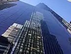 Fassade an der 57th Street mit Spiegelung des One57