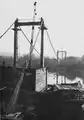 Die neue, am 24. Dezember 1951 eingeweihte Brücke im Bau (Blick aus Keuchingen in Richtung Mettlach)