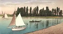 Kolorierte und montierte Ansichtskartenfotografie (1918): Mettnaubucht, mit hineinmontiertem Segelboot