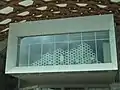Kunstinstallation in einem Fenster der Röhrengalerien