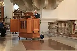 Die Truhenorgel, am Instrument Domorganist Heribert Metzger