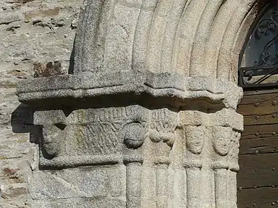Kapitelle am Eingangsportal von Notre-Dame du Scapulaire