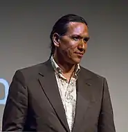 Die Schauspieler Michael Greyeyes und Sam Rockwell, die im FilmSitting Bull und Silas Groves verkörpern, bei der Vorstellung des Filmsbeim Tribeca Film Festival im April 2018