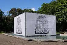 Der von Melián mit einer Arbeit von Maria Luiko verhüllte Neptunbrunnen im Alten Botanischen Garten, 2022