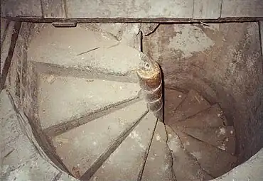 1. Wendeltreppe zum Turm, alle Kaiserstein