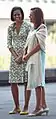 Michelle Obama (links) in einem Wickelkleid, 2010