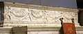Michelozzo und Werkstatt, Sockel des Grabmals des Bartolomeo Aragazzi mit girlandentragenden Putten, Marmor, um 1435, Dom, Montepulciano