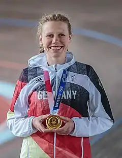 Mieke Kröger mit ihrer Goldmedaille in derMannschaftsverfolgung von den Olympischen Spielen 2020