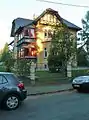 Villa mit Einfriedung und Eingangsbogen