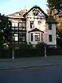 Villa mit Gartenlaube und Einfriedung