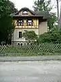 Villa mit parkähnlichem Garten, hölzernem Pavillon und Resten der Einfriedung