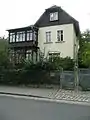 Mietvilla mit hölzernem Gartenpavillon und Einfriedung