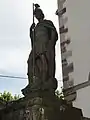 Statue von Sankt Georg vor der Kirche